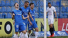 ubomír Tupta slaví druhý gól zápasu se Slováckem se spoluhrái z Liberce.