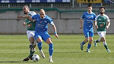 Fotbalista Jablonce Jakub Martinec (vlevo) a Ji�í Klíma z Ostravy v souboji o...