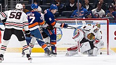 Branká Petr Mrázek z Chicaga zasahuje v zápase s New York Islanders.