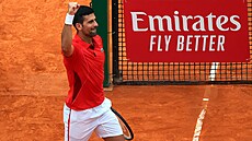 Novak Djokovi se raduje z výhry nad  Romanem Safiullinem.