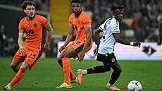 Mí� sledují (zleva) Nicolo Barella a Denzel Dumfries z Interu Milán, a také...