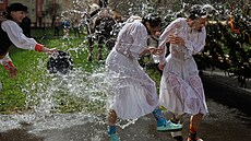 Tradi�ní Velikono�ní zvyk na východním Slovensku-oblieva�ka v podání...