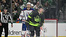 Radek Faksa (12) z Dallas Stars opoutí led po svém gólu proti Edmonton Oilers.