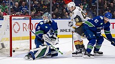 Tomá� Hertl (48) z Vegas sleduje puk, který zapadl za Arturse �ilovse (31),...