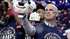 Hlavní trenér Dan Hurley slaví se svenci z Connecticut Huskies druhý národní...