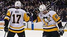 Bryan Rust (17) a Sidney Crosby (87) saví trefu Pittsburgh Penguins.