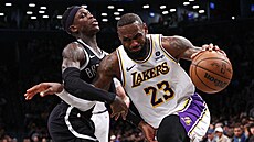 LeBron James (23) z Los Angeles Lakers se v zápase s Brooklyn Nets tlaí do...