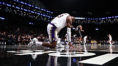 LeBron James z Los Angeles Lakers sbírá síly v zápasu s Brooklyn Nets.