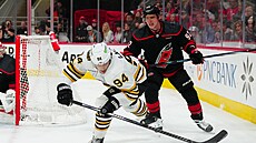 Jakub Lauko (94) z Bostonu má k puku blí ne Jevgenij Kuzncov (92) z Caroliny.