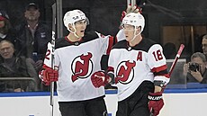 Ondej Palát (18) a Tomá Nosek (92) slaví gól New Jersey Devils.