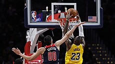 LeBron James (23) z Los Angeles Lakers sme�uje do ko�e Washington Wizards,...