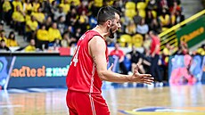 Opavský kapitán Jakub iina se hádá s rozhodím.