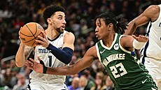 Scotty Pippen Jr. (1) z Memphis Grizzlies se tla�í na ko� Milwaukee Bucks,...