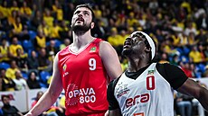 Filip Zbránek (vlevo) z Opavy a Ty Gordon z Nymburka na doskoku