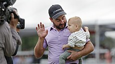 Stephan Jäger slaví se synkem Fritzem triumf na Houston Open.