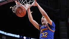 Cooper Flagg smeuje bhem zápasu McDonald's All American, na který jsou zváni...