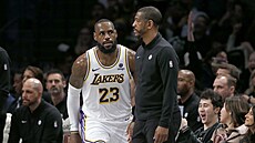 LeBron James (23) z Los Angeles Lakers se trefil za t�i, práv� b�í kolem...