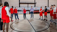 Lubomír Rika (uprosted) se ujímá basketbalist Slavie.