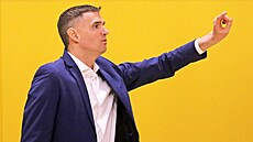 Andy Hipsher reaguje na hru basketbalist� Olomoucka.