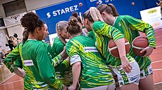 Basketbalistky KP TANY Brno se hecují p�ed zápasem.