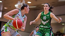 Lucie Svato�ová (vlevo) z KP TANY Brno úto�í kolem Eli�ky Hamzové z �abin Brno.