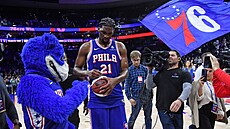 Joel Embiid (21) z Philadelphia 76ers se vrátil do hry.