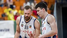 Brnntí basketbalisté Jakub Krakovi (vlevo) a Joná Musil