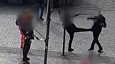 Opilý mu� k�i�el na kolemjdoucí na Václavském nám�stí. Rozbil i výlohu.
