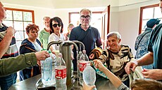 Po osmi letech v Náchod�-B�lovsi znovu te�e minerálka Ida. (6. dubna 2024)