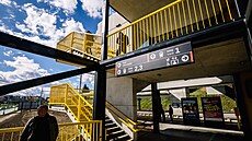 Od stanice metra B Rajská zahrada ke stejnojmenné �elezni�ní zastávce se od...