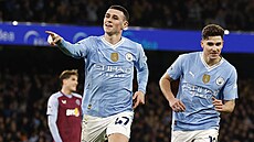 Phil Foden z Manchesteru City (vlevo) se raduje z gólu do sít Aston Villy po...