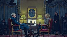 Rufus Sewell a Gillian Andersonová ve filmu Rozhovor dekády (2024)