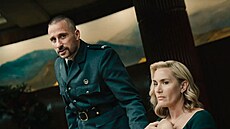 Matthias Schoenaerts a Kate Winsletová v seriálu Reim (2024)