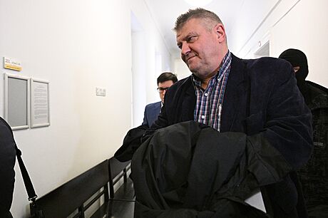 Obvinný prezident eského tenisového svazu Ivo Kaderka na chodb Obvodního...