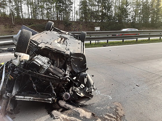 Dálnici D1 za VÄtrným Jen­kovem uzavřela nehoda osobn­ho auta, dva zranÄn­