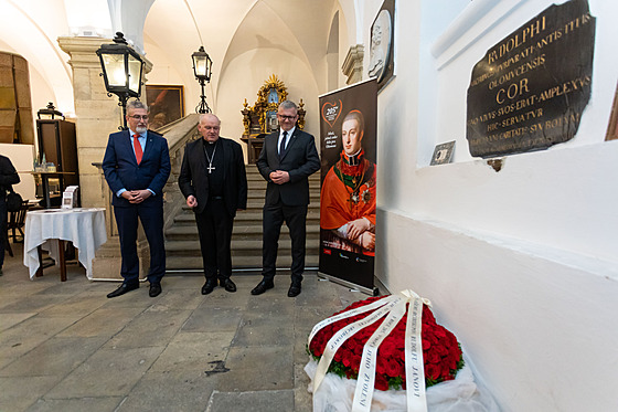 Arcibiskup Nuz­k uctil 205 růžemi památku předchůdce, kardinála Rudolfa Jana