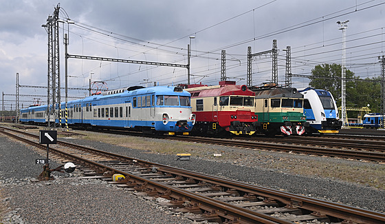 V Olomouci byly k vidÄn­ star© vlaky Pantograf a Tornádo spolu s RegioPanterem
