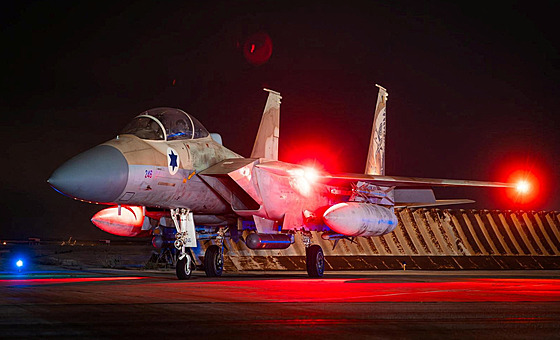 Izraelský letoun F-15, který se podílel na likvidaci náletu íránských dron na...