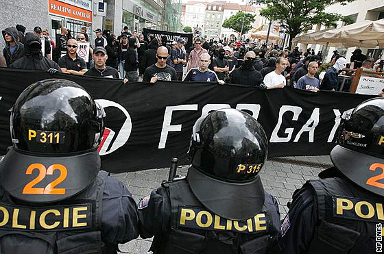 Policisté proti neonacistm na brnnské Queer Parade