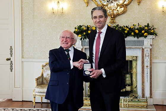 Nový irský premiér Simon Harris (vpravo) s prezidentem Michaelem Higginsem (9....