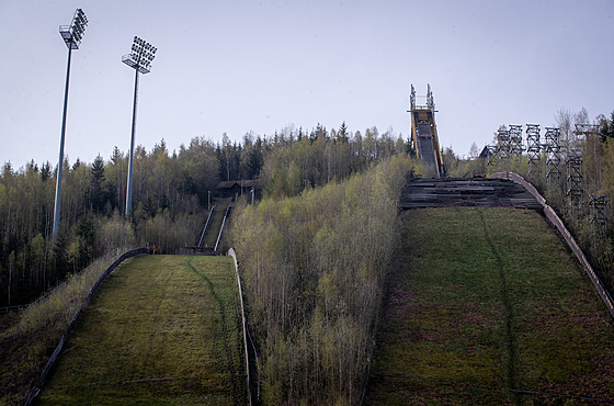Skokanské m�stky v Harrachov� u� roky viditeln� chátrají.