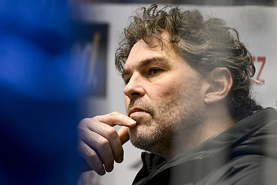 Majitel kladenských Rytí�� Jaromír Jágr pozoruje bará�ové utkání proti Vsetínu.