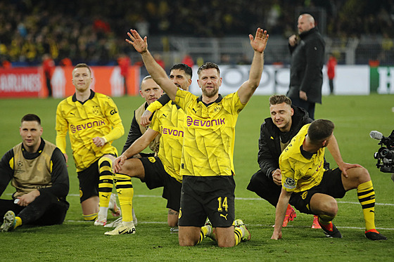 Fotbalisté Dortmundu oslavují postup do semifinále Ligy mistr.