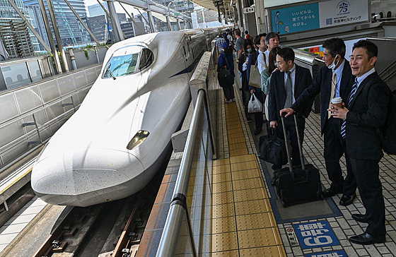 Cestující na elezniní stanici v Tokiu ekající na inkansen na lince do Ósaky...