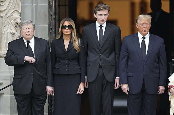 Snímek z poh�bu matky Melanie Trumpové. Uprost�ed Barron Trump (18. ledna 2024)