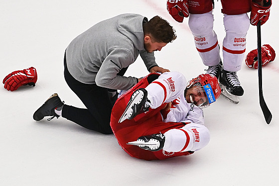 Tinecký útoník Patrik Hrehorák se svíjí v bolestech na led.