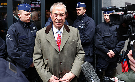 Nigel Farage hovo�í s noviná�i v den konání konference konzervativních a...