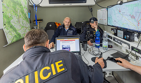Mobilní policejní základna, ze které se organizuje pátrání v n�kolika desítkách...