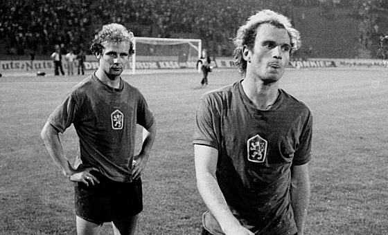 Zklamaní nmetí fotbalisté Uli Hoeness a Bernd Hölzenbein (vlevo) po prohraném...