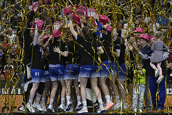 Vítkovické florbalistky oslavují triumf v superfinále.